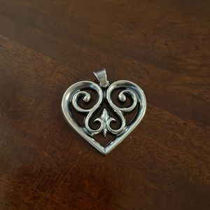 Retired James Avery pendant 🤍